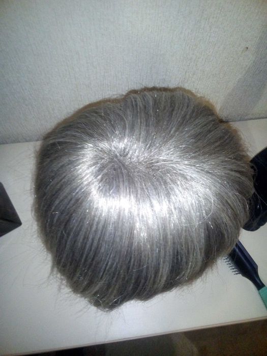 Продам  красивый парик с подставкою