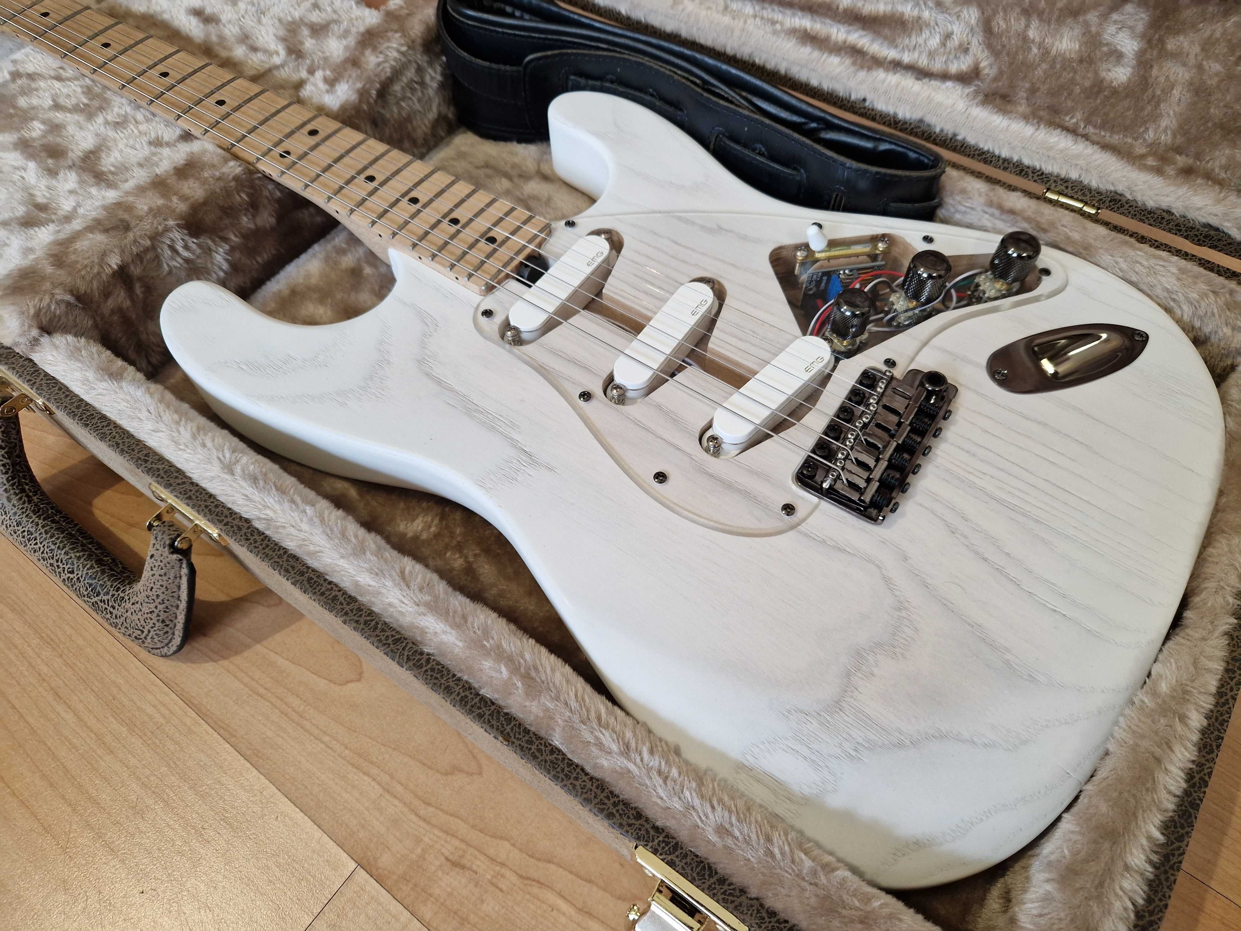 Guitarra de luthier - EarOn - feita à mão - strato