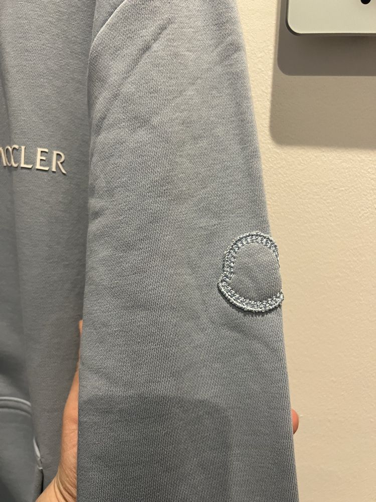 Dres błękitny z napisem Moncler