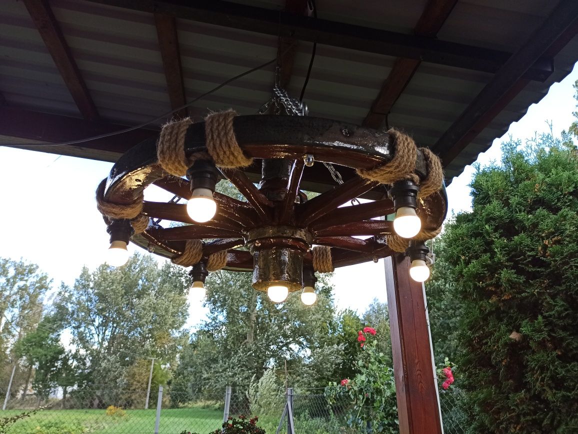 Żyrandol lampa do ogrodu altany ze starego i solidnego koła od wozu