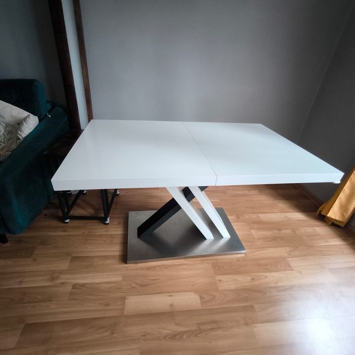 Biały stół z 4 krzesłami