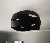 Czarna metalowa lampa