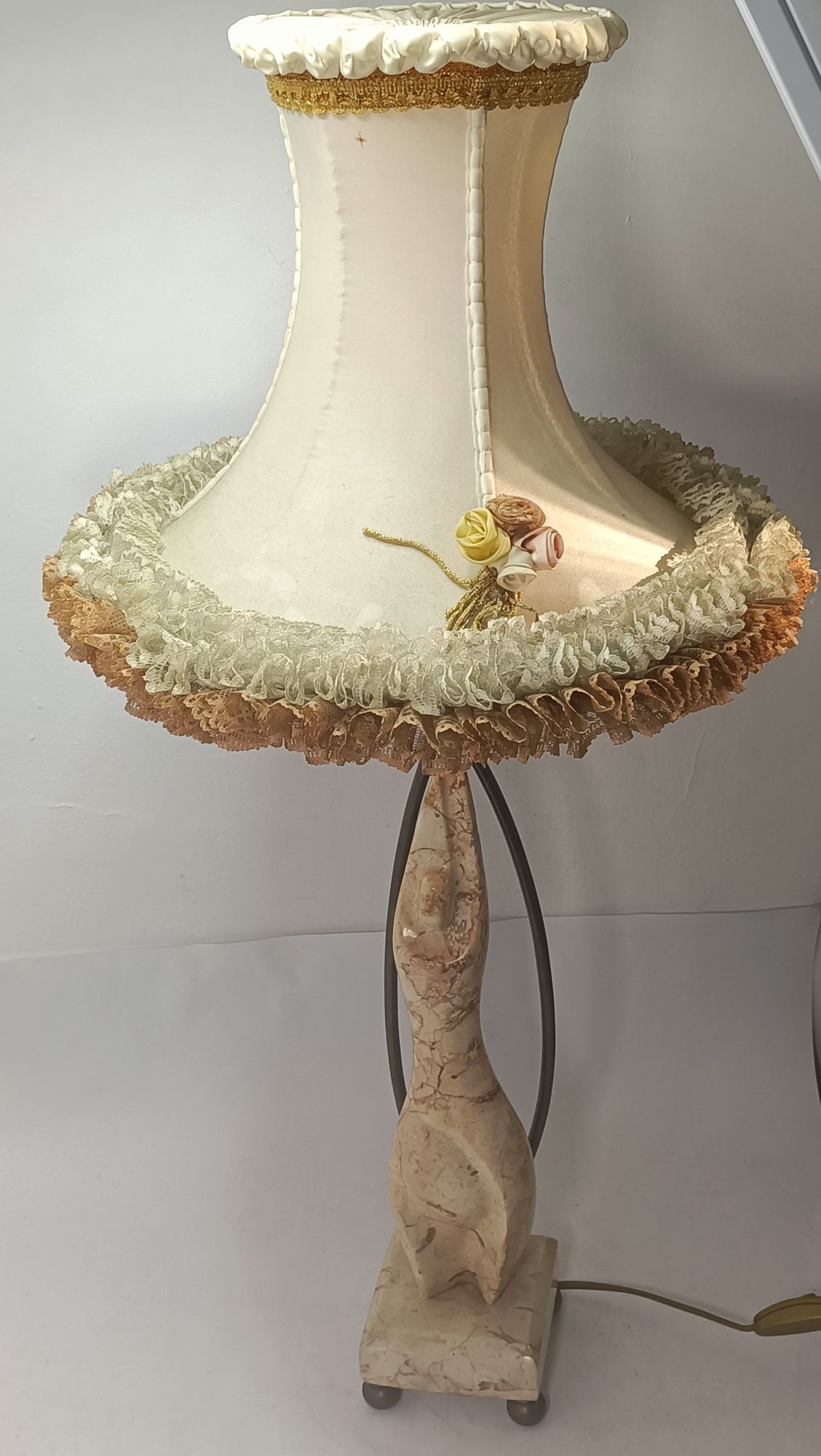 Piękna lampa mosiężna z marmurową figurą vintage