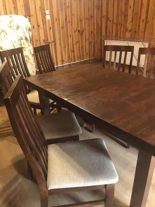 Rozkładany, drewniany stół z 6 krzesłami