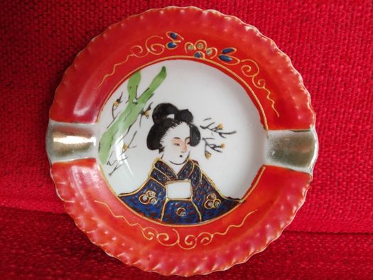 Cinzeiro porcelana japonesa pintado c/ relevo em latão