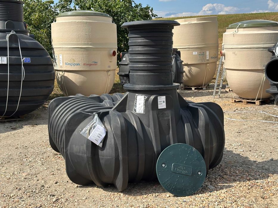 Zbiornik KINGSPAN 3000 L – płaski, trwały, idealny na każdą posesję!