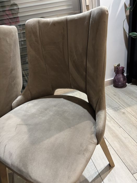 Narożnik w kolorze beżowym z 4 krzeslami w komplecie