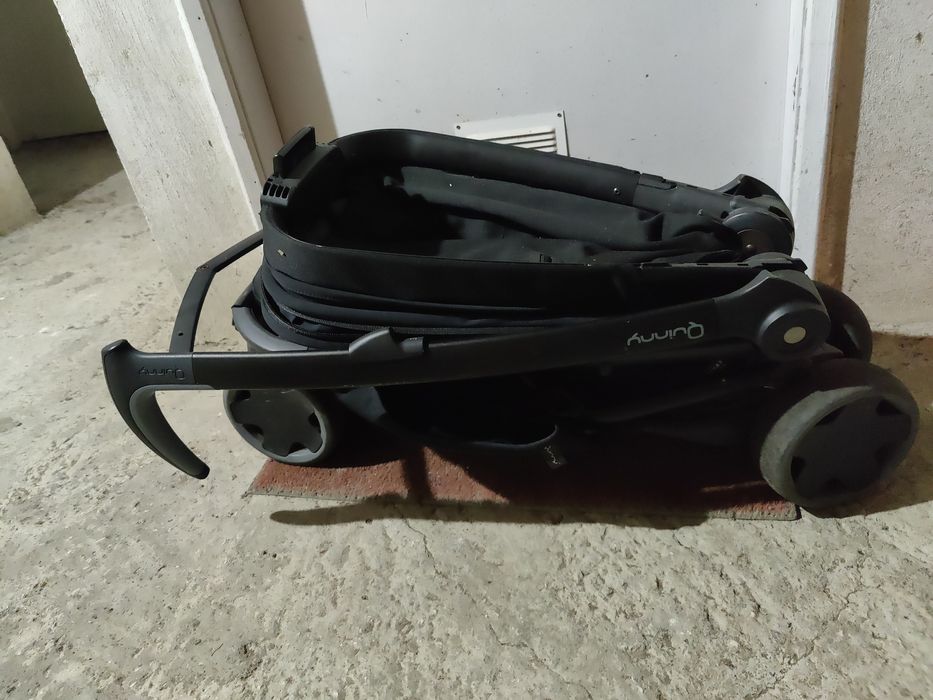 Carrinho Quinny muito compacto