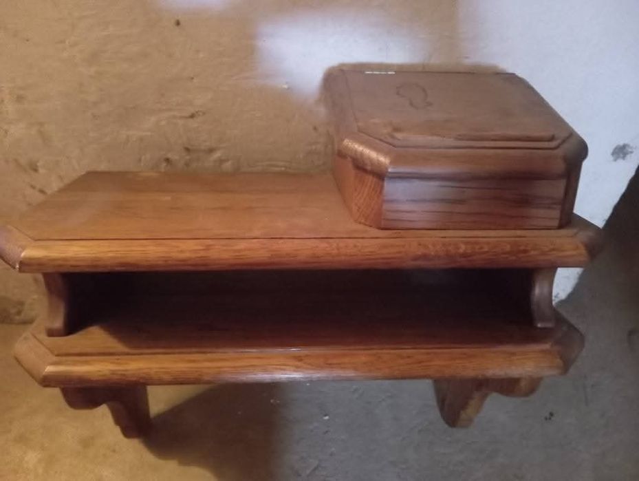 Półka drewniana ze schowkiem