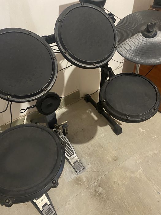 Електронні барабани Alesis DM6