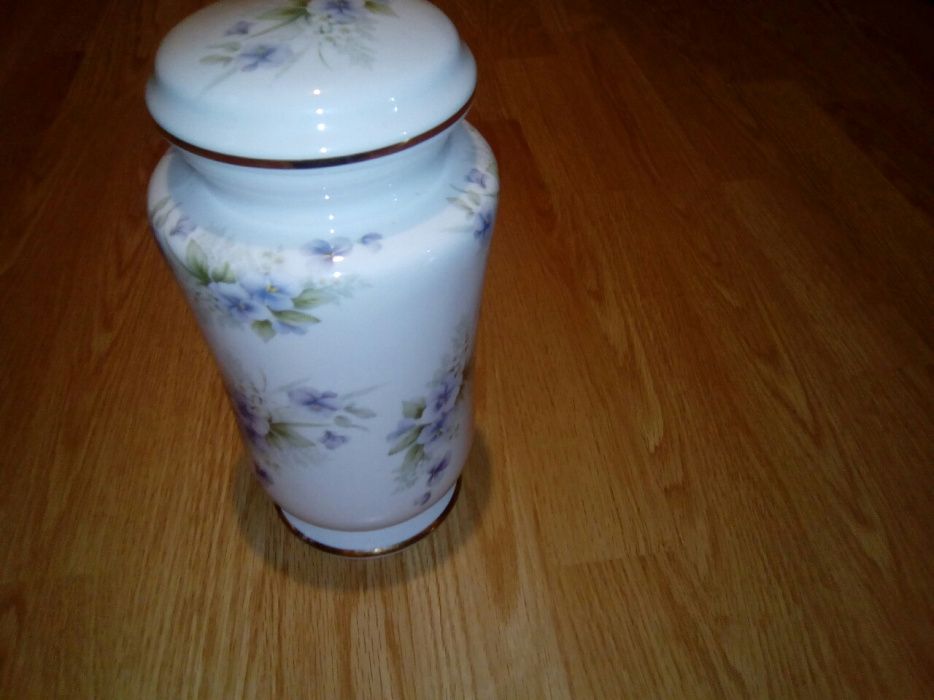 Pote de louça com tampa