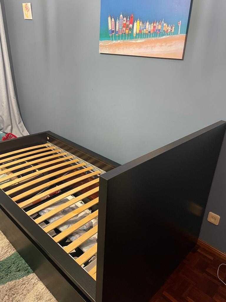 Cama solteira MAlm Ikea com prateleiras