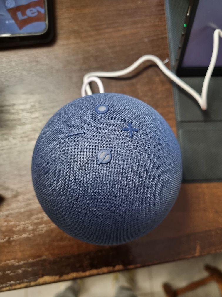Głośnik Amazon Alexa z przenośną podstawą do ładowania