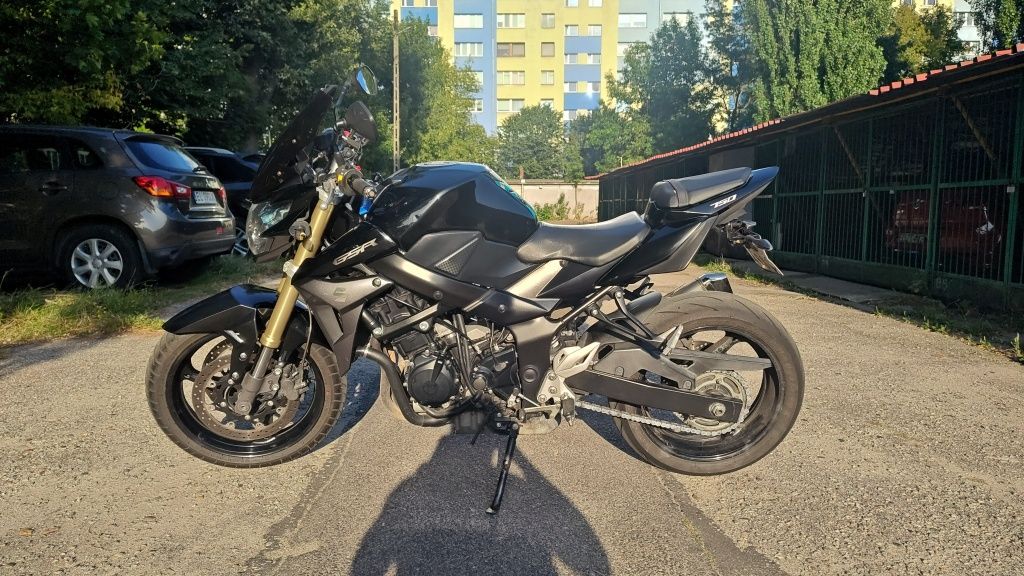 Suzuki GSR 750 bez ABS