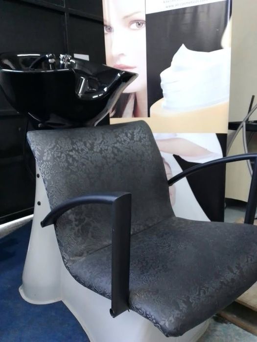 Rampa para lavatório capilar, usada, com estampa floral preta