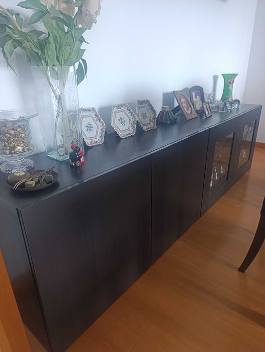 Sala completa em bom estado.