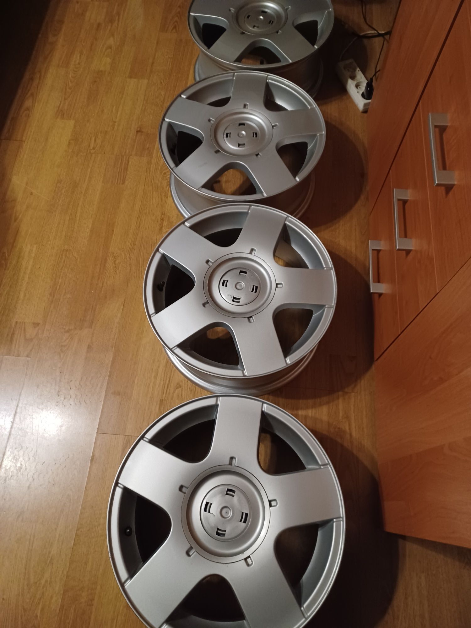 Sprzedam felgi aluminiowe zoponami 5x100 golf skoda audi