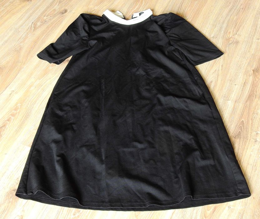 Czarna sukienka z białym kołnierzykiem Reserved rozmiar L