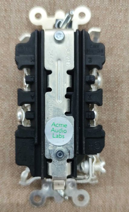 Hi-Fi US розетка The Contender от Acme Audio Labs  (криосеребро + CFC)