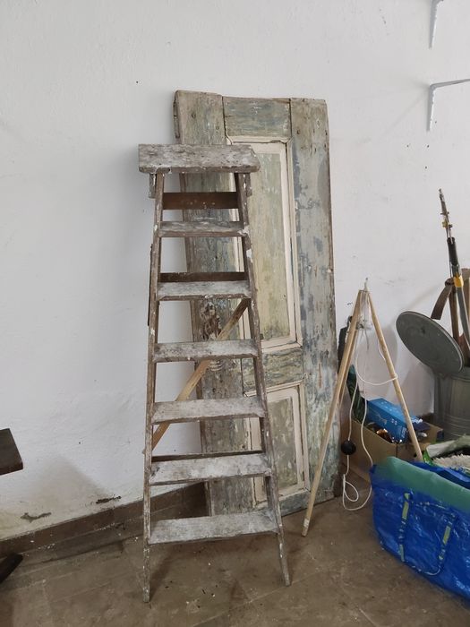Escadote de Madeira Antigo e Robusto – Ideal para Obra ou Decoração