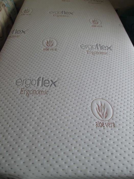 Espelho, camas solteiro, estrado articulado, colchão e banco de pés