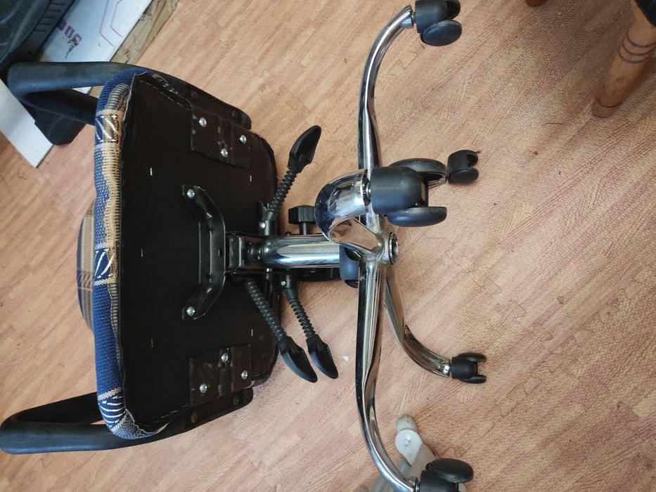 Крісла офісні на колесиках.