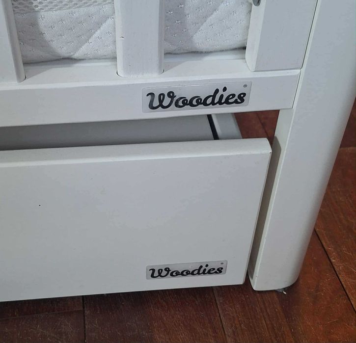 Drewniane białe łóżeczko Woodies Smooth Cot 120×60 szuflada materac