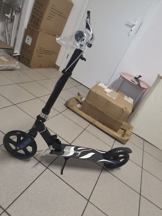 Nowa hulajnoga na dużych kołach z hamulcem ręcznym