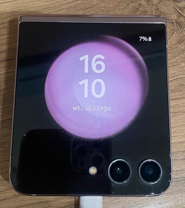 Sprzedam samsung flip 5 cena nie do negocjacji  dwie plamy na wysw
