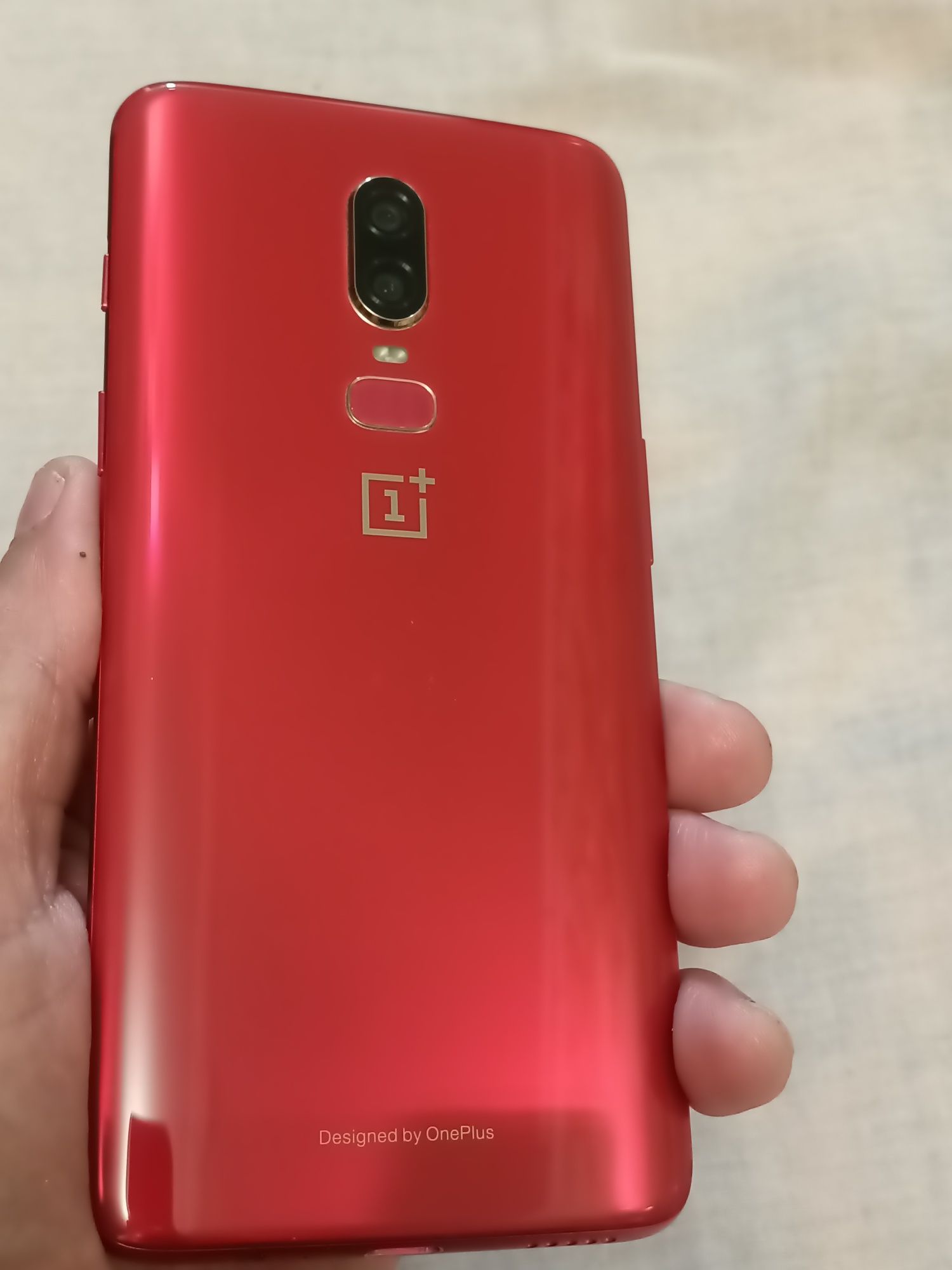 Смартфон OnePlus 6 в глянцевом красном цвете!