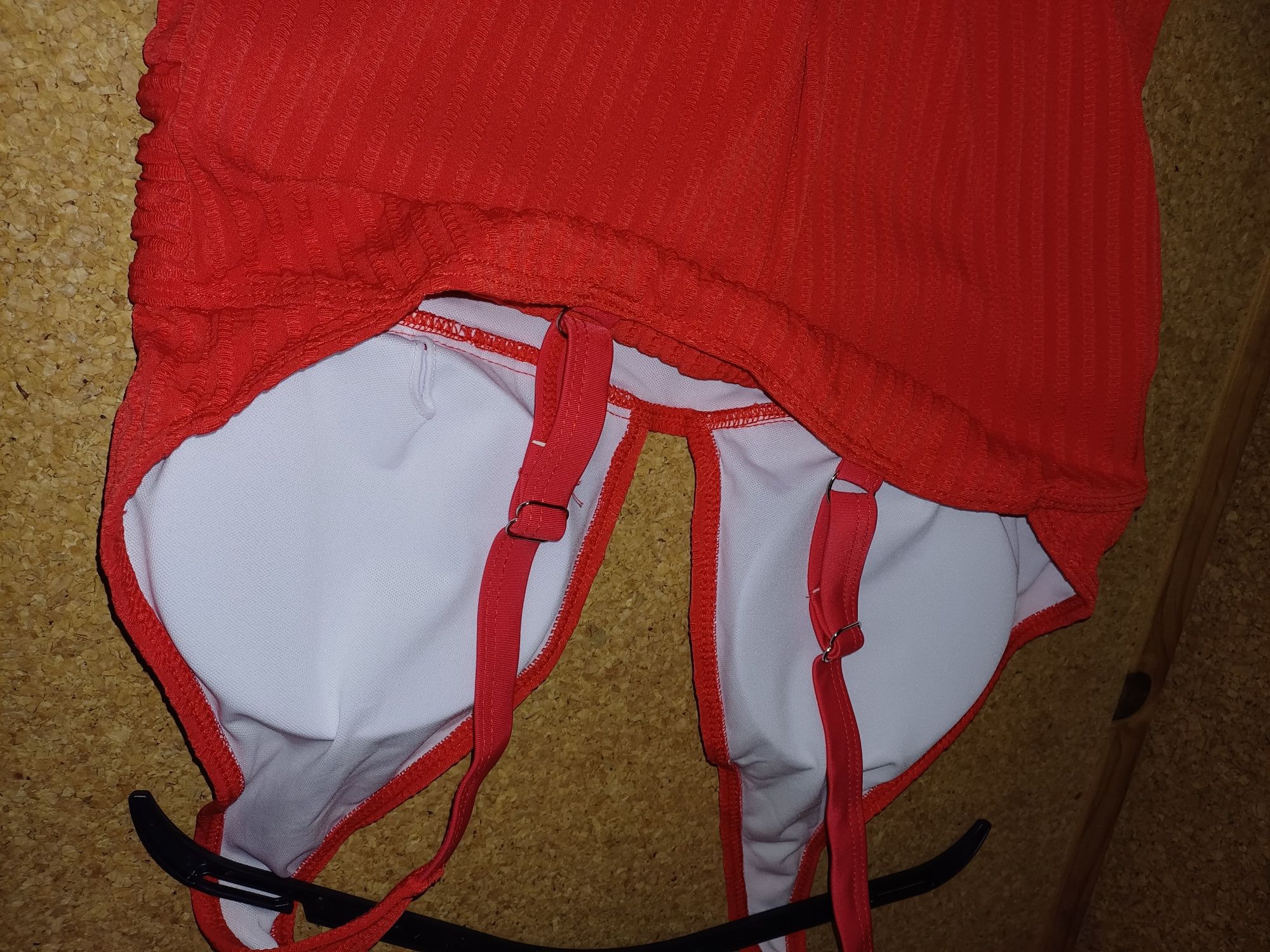 Fato de banho tamanho L. Novo.
Vermelho. 
Veste muito bem.