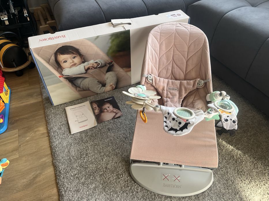 Leżaczek dziecięcy Babybjorn Bliss różowy Tiny Love łuk magiczna krain