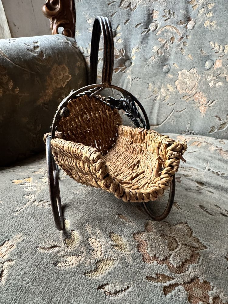 Piekny stojak na wino naturalny wiklina na prezent vintage