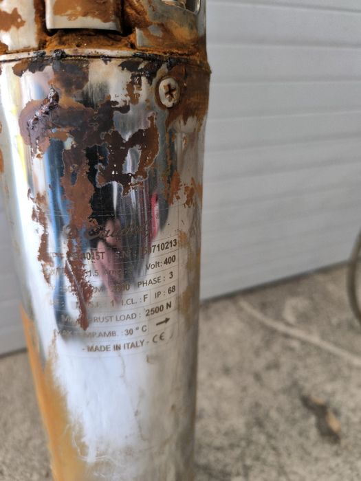 Bomba de furo trifasica