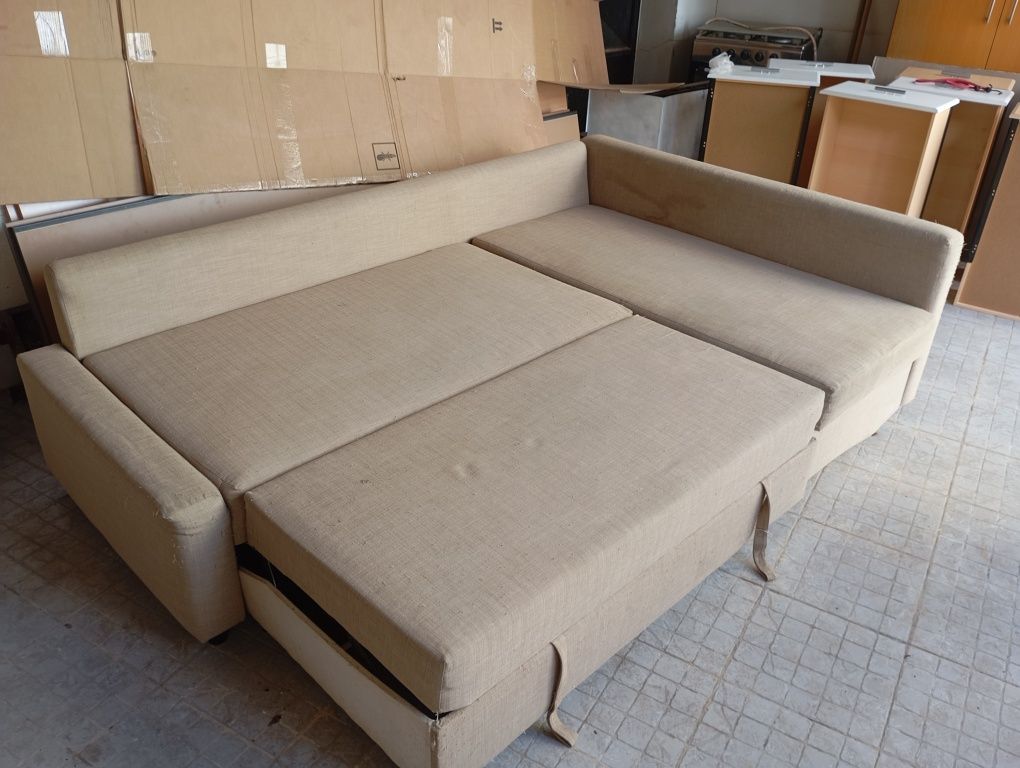 Sofá com chaise longue , baú e que se transforma em cama.