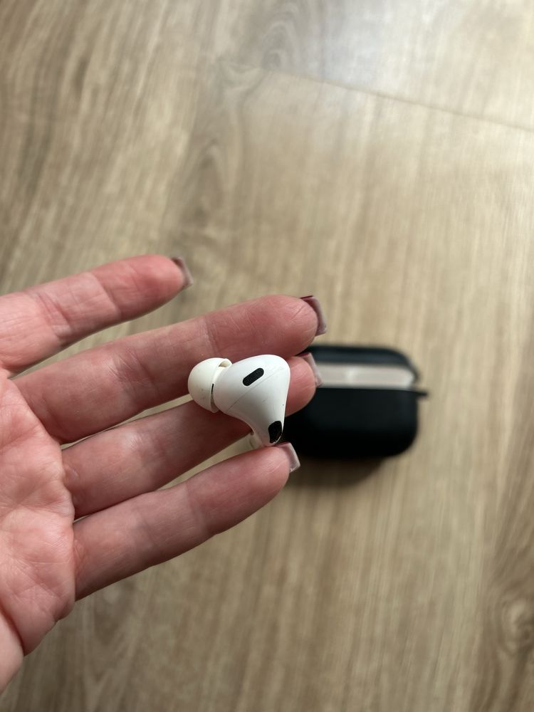 Air Pods Pro кейс и 1 наушник