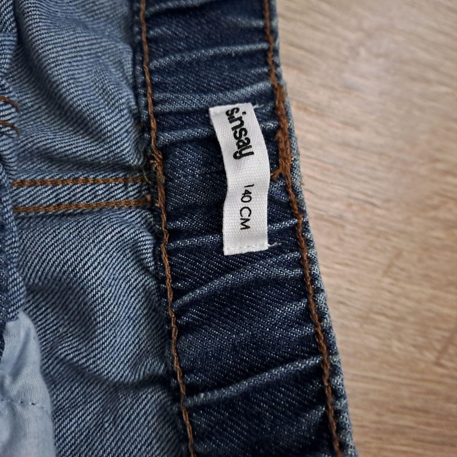 Krotkie spodenki jeansowe r140