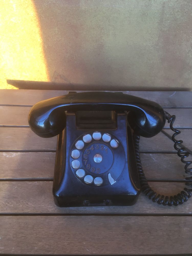 Stary telefon stacjonarny RWT