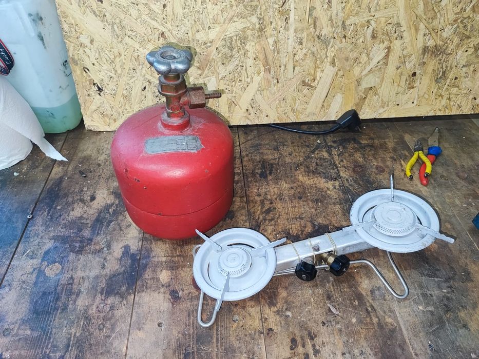 Mała butla gazowa z dwoma palnikami