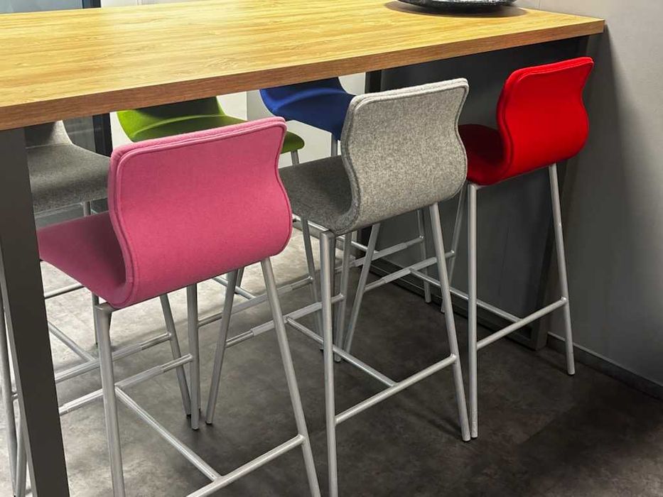 Hokery kuchenne,  różnokolorowe - dostępne 12 sztuk  (cena za 1  szt)