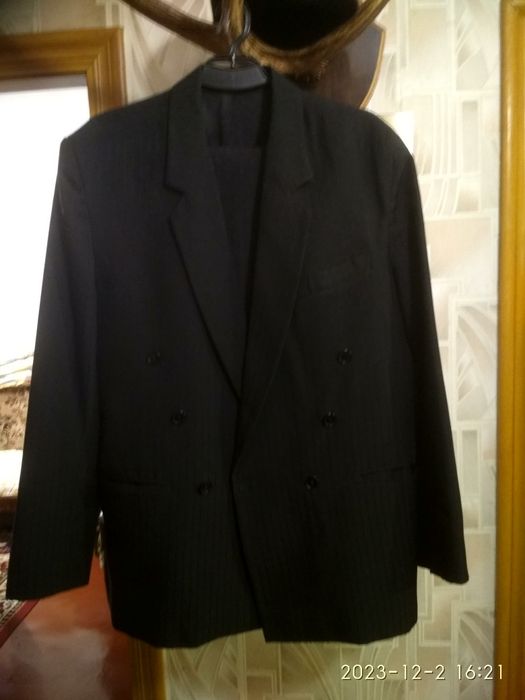 Костюми чоловічі класичні , 50-52 розмір .