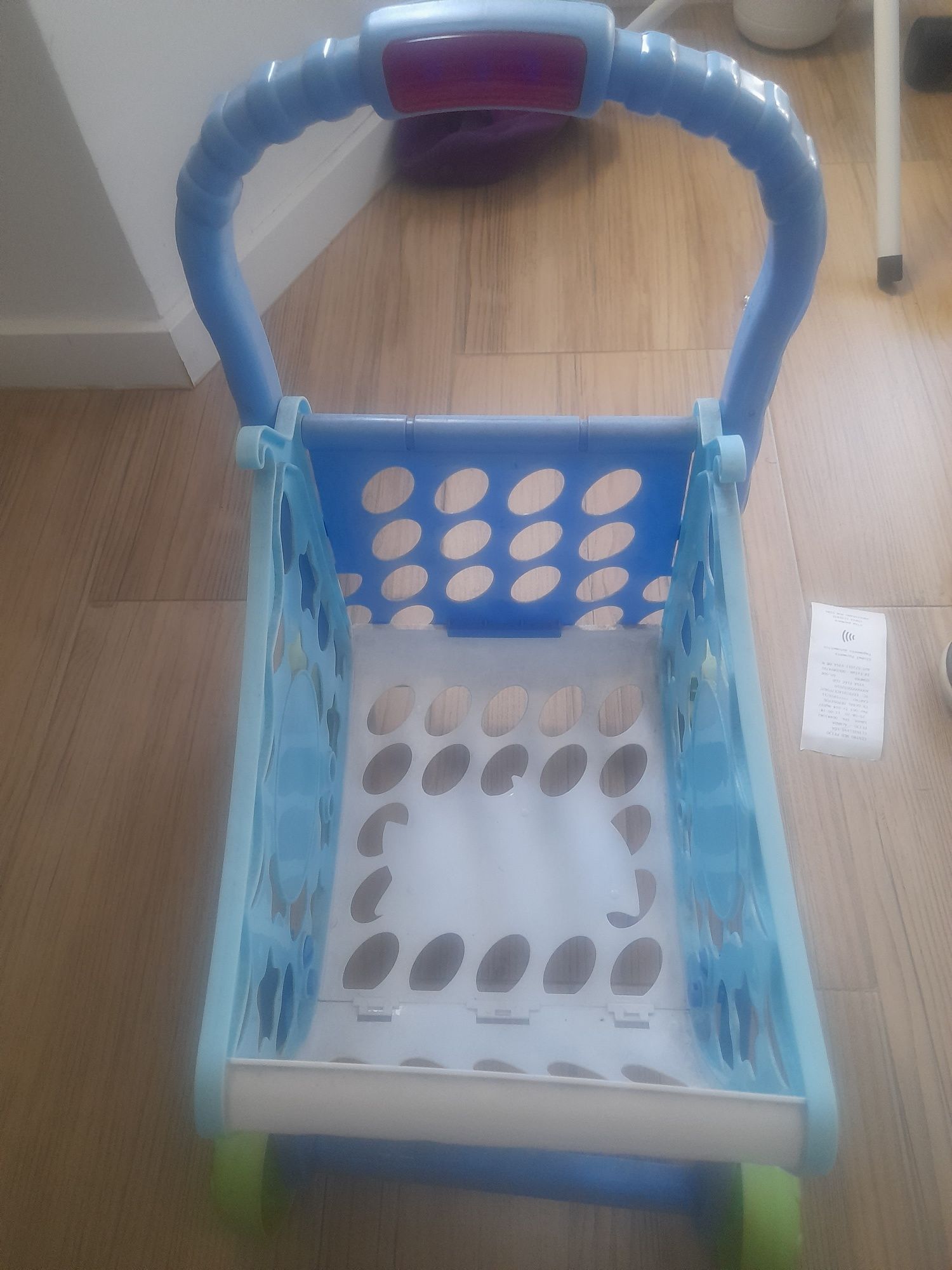 Carrinho de compras azul para crianças.