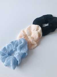 Zestaw gumek do włosów w trzech kolorach: błękitny, róż, czarny