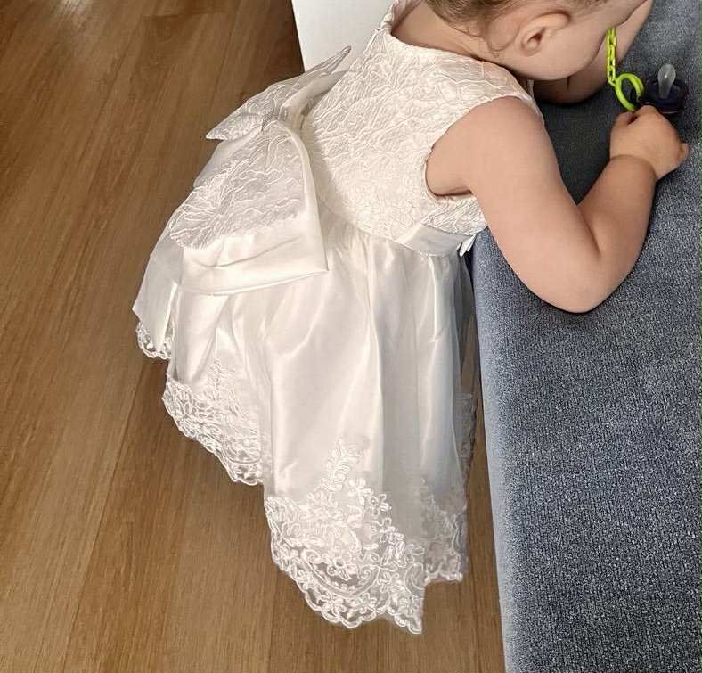 Biała sukienka dla niemowlaka na chrzciny i inne okazje