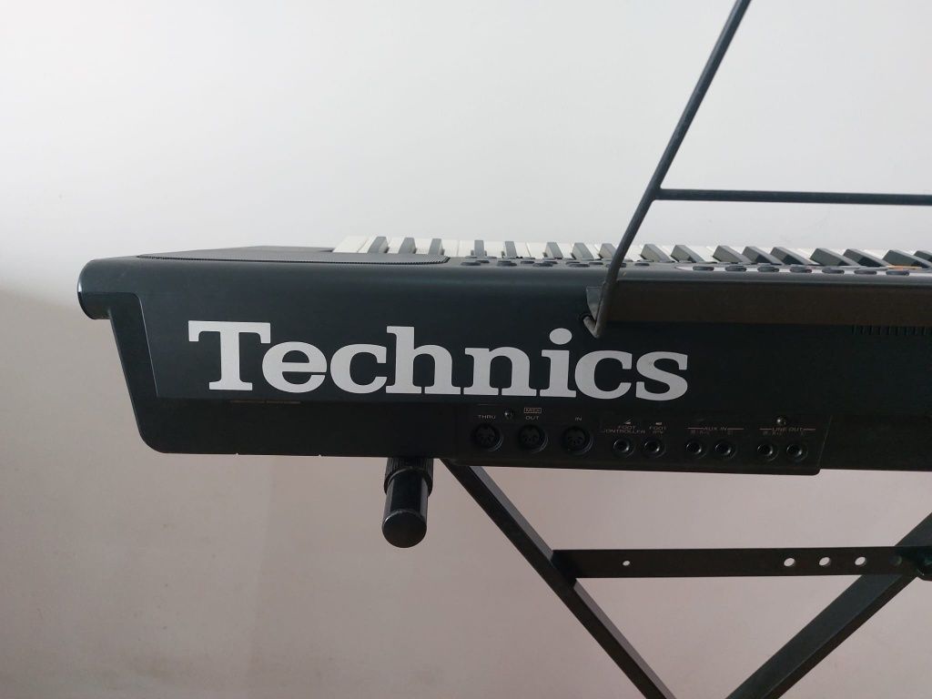 Órgão Technics KN800