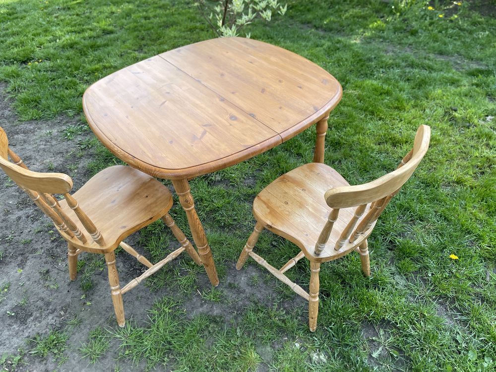 Stolik drewniany sosnowy z 2 krzesłami