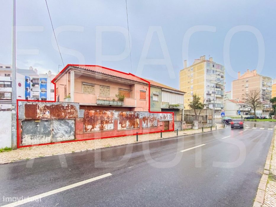 TUDO À MÃO! Moradia Bi-Familiar com 2 T3 com excelente potencial de...