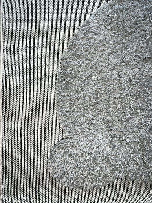 Szary dywan z królikiem/ zającem do pokoju dziecka