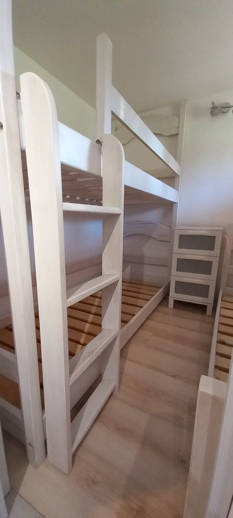 Komplet łóżko piętrowe plus łóżko pojedyncze.