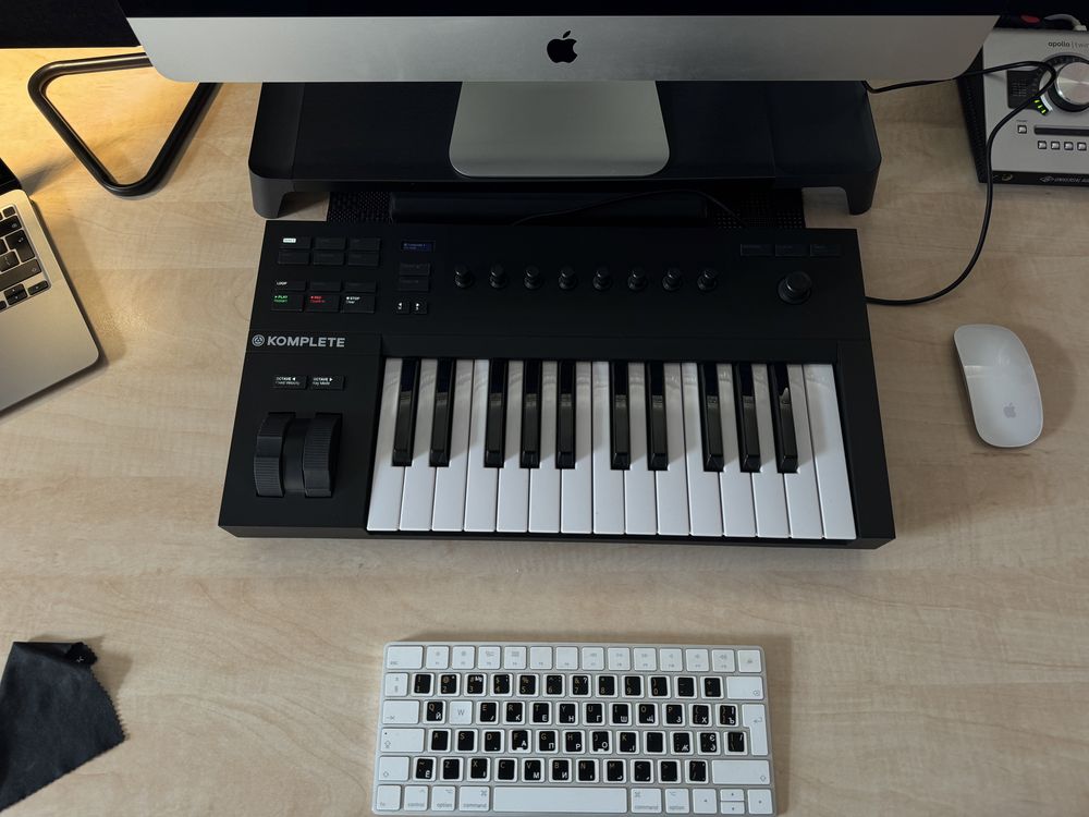 Komplete kontrol A25. Midi keyboard.